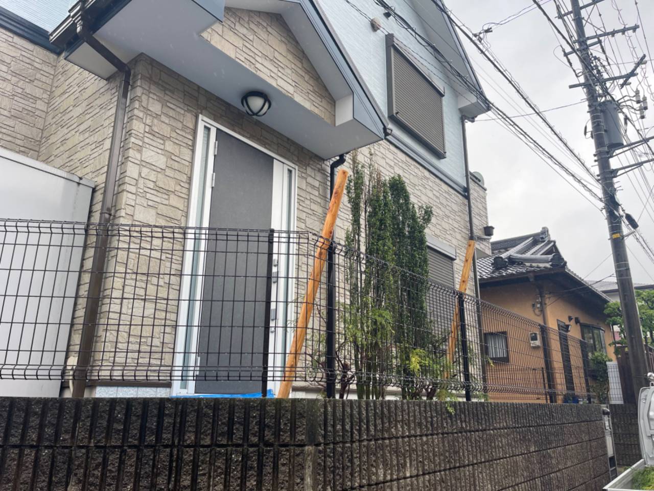 施工実績紹介No.60【横浜市泉区弥生台】枯れてしまったスカイペンシルを抜根し、新たに植栽｜お庭の景観を整える植え替え作業