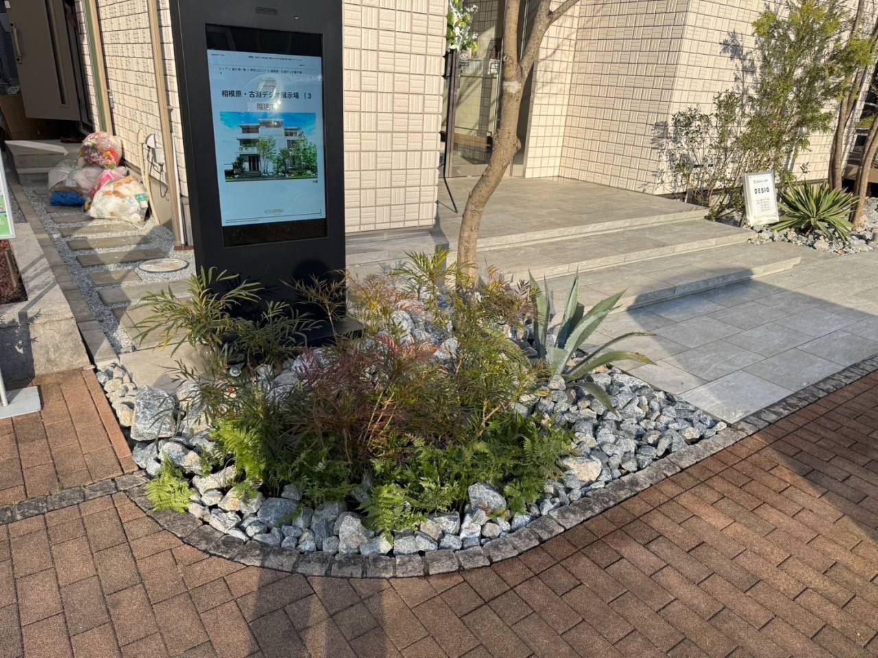 施工実績紹介No.77【相模原市南区小淵】住宅展示場にて庭石設置と植栽工事を実施｜アガベ・ユッカ・グレビリアなど個性的な植栽で魅せる外構づくり