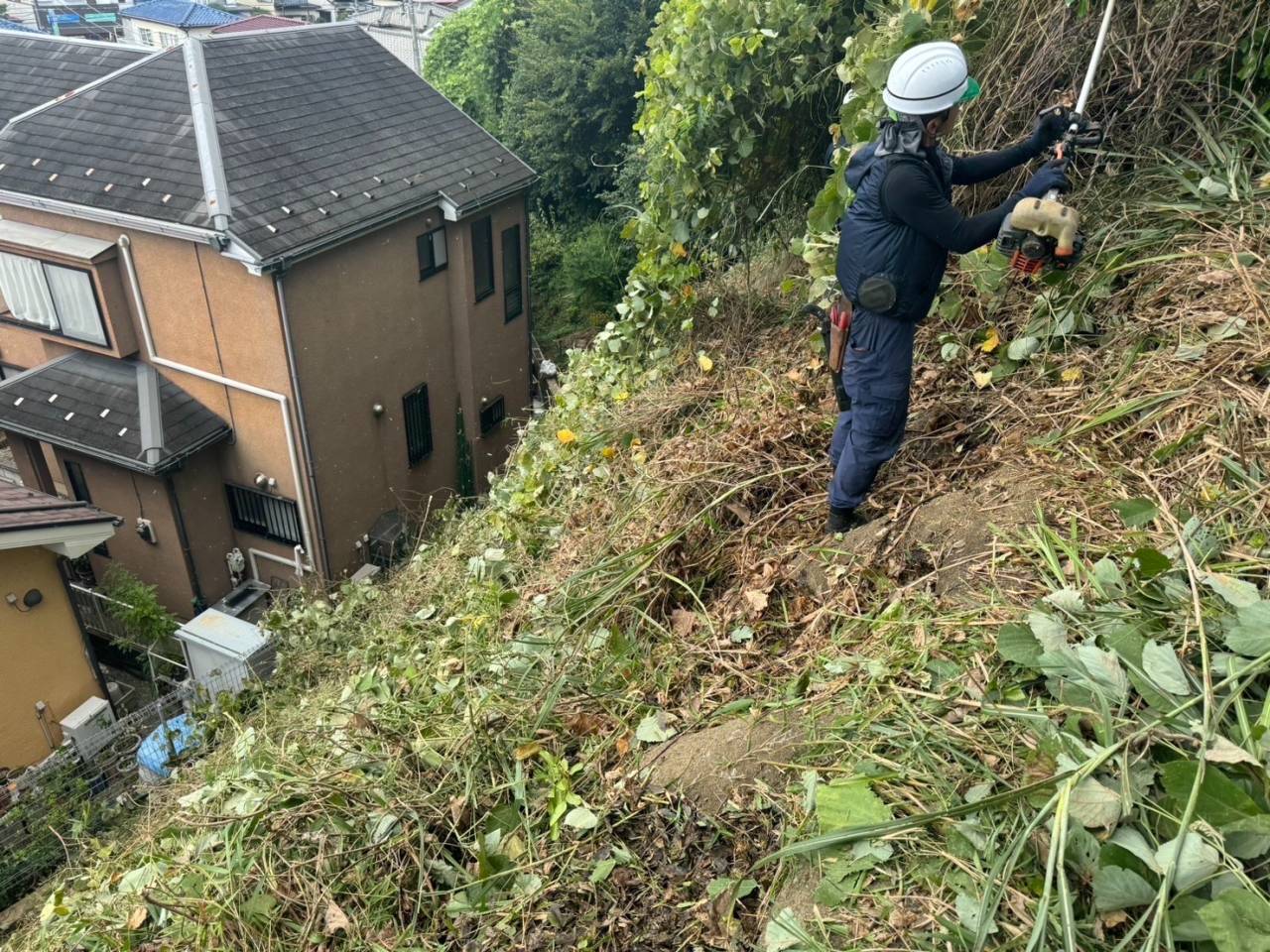 施工実績紹介No.81【横浜市港南区日野南】公園内の急斜面地で草刈・実生木伐採作業を実施｜安全性を重視した法面管理