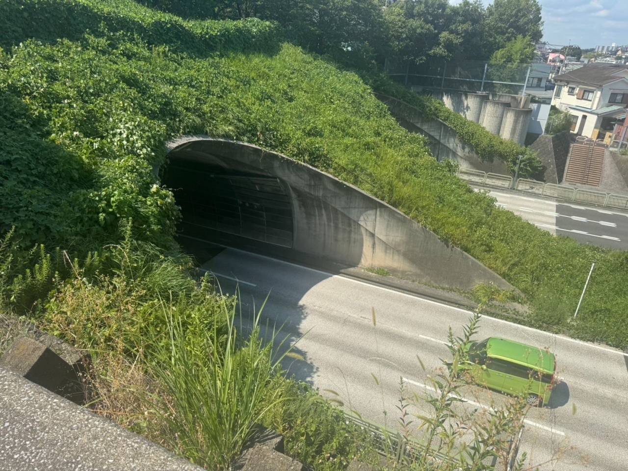 施工実績紹介No.83【横浜市港南区笹下】市道環状二号線・トンネル上の急斜面地で除草作業を実施｜安全確保を重視した法面管理