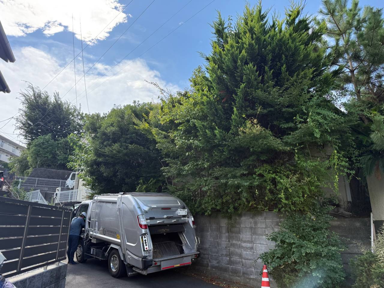 施工実績紹介No.103【横浜市瀬谷区阿久和東】空家の草刈・約30本の樹木伐採作業を実施｜ウメ・ユズは剪定で対応