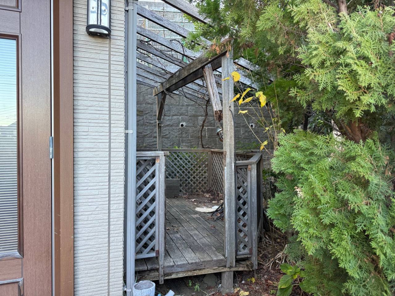 施工実績紹介No.154【横浜市鶴見区駒岡】お庭の除草・サクラ／ゴールドクレスト／ゲッケイジュ／ヤマモモ剪定・ウッドデッキ撤去作業を実施