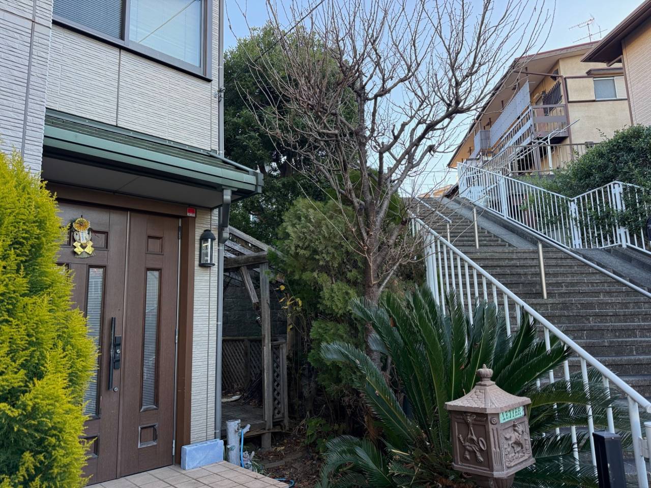 施工実績紹介No.153【横浜市鶴見区駒岡】お庭の除草・サクラ／ゴールドクレスト／ゲッケイジュ／ヤマモモ剪定・ウッドデッキ撤去作業を実施