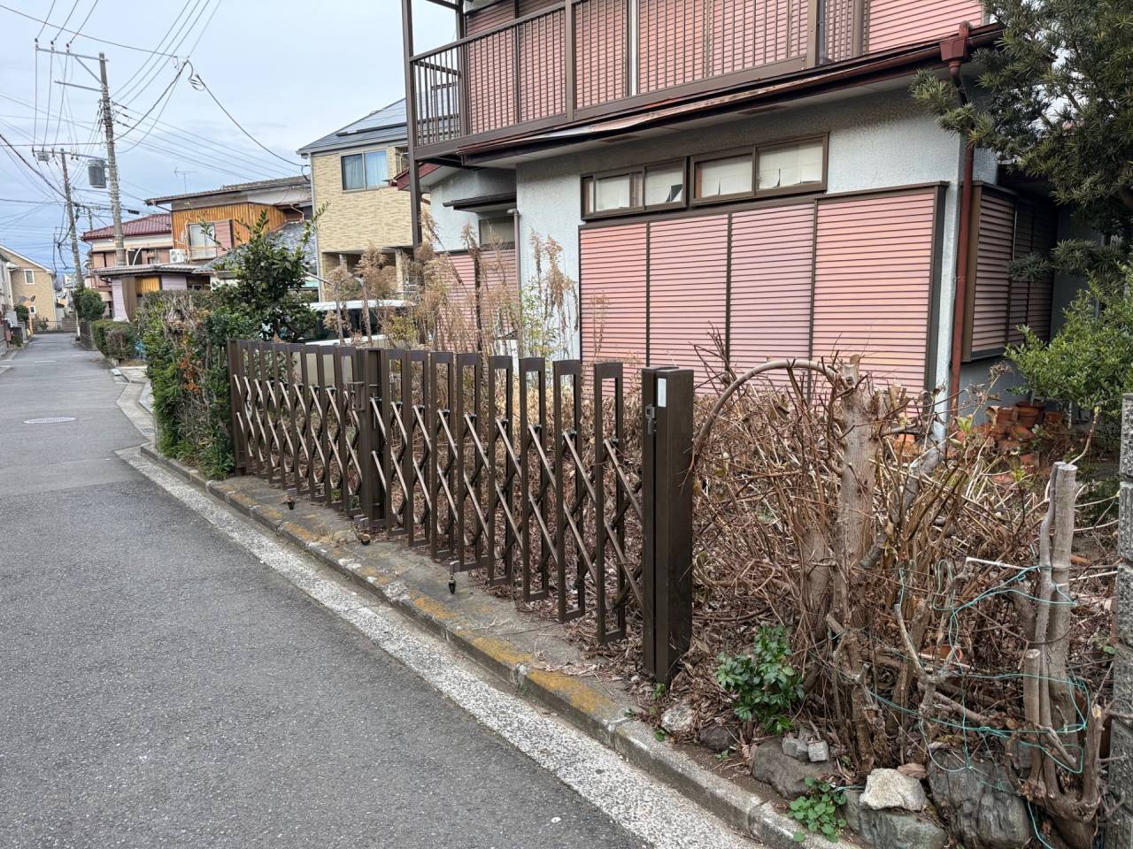 施工実績紹介No.156【横浜市瀬谷区中央】空家の除草・樹木伐採作業（ミカンのみ剪定）を実施｜放置空家の庭を安全・清潔に管理