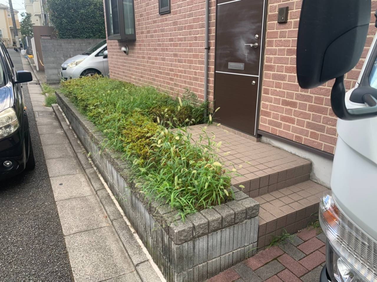 施工実績紹介No.165【横浜市戸塚区舞岡】マンションの除草作業を実施｜共用部の景観と安全性を保つ定期管理